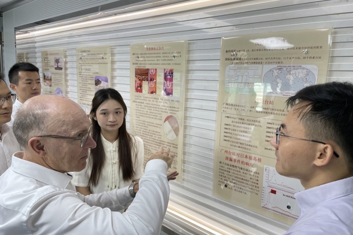 CTBTO Head visiting the Guandong Environmental Radiation Monitoring Centre, which operates RN22